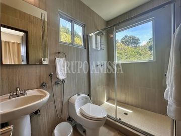 Se Vende Moderna e Impresionante Casa en Altos del Maria