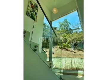 Se Vende Moderna e Impresionante Casa en Altos del Maria