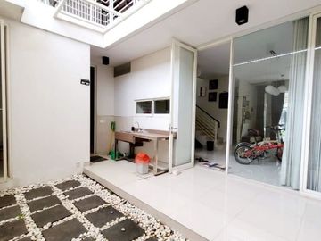 Rumah Asri Di Perum Pakuwon City Surabaya *NI