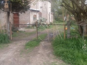 Casa de dos plantas 3 habitaciones, living comedor y baño, emlpazada en un terreno de 10 x 30. Posibilidad de comprar terrenos linderos