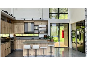 HERMOSA Y MODERNA CASA A LA VENTA EN EL ESCOBERO