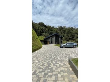 HERMOSA Y MODERNA CASA A LA VENTA EN EL ESCOBERO