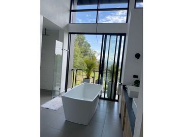 HERMOSA Y MODERNA CASA A LA VENTA EN EL ESCOBERO
