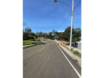 Chica Proyecto / Terreno y Casas