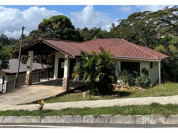 Chica Proyecto / Terreno y Casas