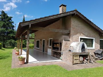Hermosa Casa Quinta - Zona Céntrica Garin - 2 Cuadras Panamericana - Sobre Asfalto - Lote 1500 mts. - Pileta -