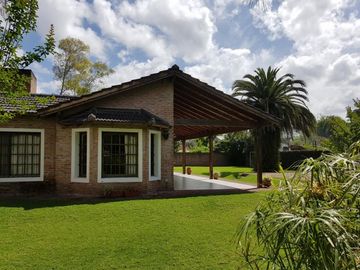 Hermosa Casa Quinta - Zona Céntrica Garin - 2 Cuadras Panamericana - Sobre Asfalto - Lote 1500 mts. - Pileta -
