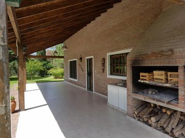Hermosa Casa Quinta - Zona Céntrica Garin - 2 Cuadras Panamericana - Sobre Asfalto - Lote 1500 mts. - Pileta -