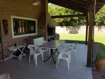 Hermosa Casa Quinta - Zona Céntrica Garin - 2 Cuadras Panamericana - Sobre Asfalto - Lote 1500 mts. - Pileta -
