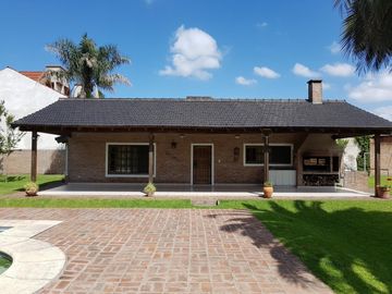 Hermosa Casa Quinta - Zona Céntrica Garin - 2 Cuadras Panamericana - Sobre Asfalto - Lote 1500 mts. - Pileta -