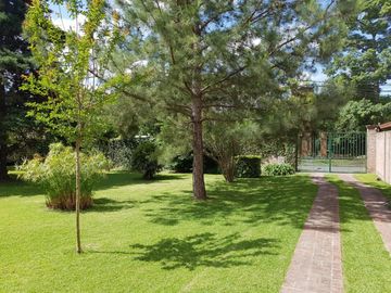 Hermosa Casa Quinta - Zona Céntrica Garin - 2 Cuadras Panamericana - Sobre Asfalto - Lote 1500 mts. - Pileta -