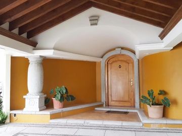 En fraccionamiento exclusivo de 14 casas lago cancha de tenis