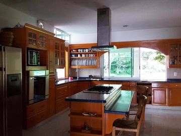 En fraccionamiento exclusivo de 14 casas lago cancha de tenis
