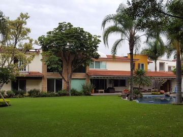 En fraccionamiento exclusivo de 14 casas lago cancha de tenis