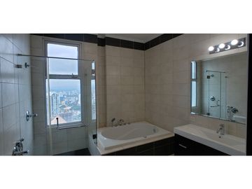 REMATE PENTHOUSE EN PUNTA PACIFICA - 2 PISOS COMPLETOS FRENTE AL MAR