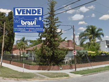 Excelente esquina en  Gral Rodriguez  Importante Chalet con pileta y  Parrilla sobre 870 m2 de terreno.