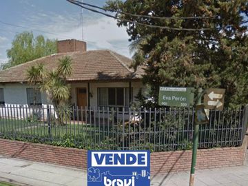 Excelente esquina en  Gral Rodriguez  Importante Chalet con pileta y  Parrilla sobre 870 m2 de terreno.