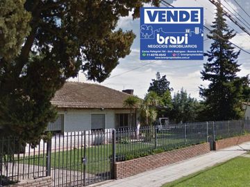 Excelente esquina en  Gral Rodriguez  Importante Chalet con pileta y  Parrilla sobre 870 m2 de terreno.