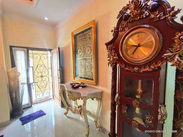 RUMAH MEWAH DENGAN KOLAM RENANG PRIBADI DI KAWASAN PREMIUM