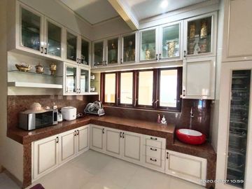 RUMAH MEWAH DENGAN KOLAM RENANG PRIBADI DI KAWASAN PREMIUM