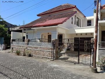 RUMAH 2 LANTAI KLAMPIS SACHAROSA Hadap barat