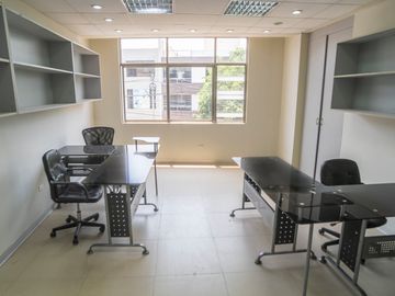 Si buscas una oficina cómoda y funcional, esta es tu oportunidad. 
Ubicada en el Centro Comercial Monterrico, cuenta con todo lo necesario para tu em