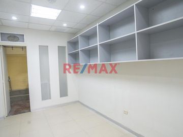 Si buscas una oficina cómoda y funcional, esta es tu oportunidad. 
Ubicada en el Centro Comercial Monterrico, cuenta con todo lo necesario para tu em