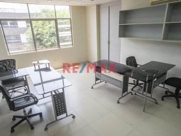 Si buscas una oficina cómoda y funcional, esta es tu oportunidad. 
Ubicada en el Centro Comercial Monterrico, cuenta con todo lo necesario para tu em