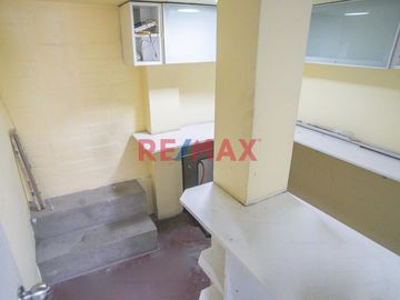 Si buscas una oficina cómoda y funcional, esta es tu oportunidad. 
Ubicada en el Centro Comercial Monterrico, cuenta con todo lo necesario para tu em