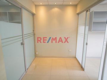Si buscas una oficina cómoda y funcional, esta es tu oportunidad. 
Ubicada en el Centro Comercial Monterrico, cuenta con todo lo necesario para tu em