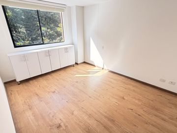 apartamento en arriendo en loma del escobero. Cod A9433826
