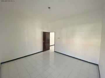 Rumah Hook Medokan Ayu Hadap Utara dan Barat, Strategis