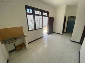 Rumah Hook Medokan Ayu Hadap Utara dan Barat, Strategis