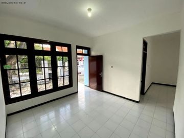 Rumah Hook Medokan Ayu Hadap Utara dan Barat, Strategis
