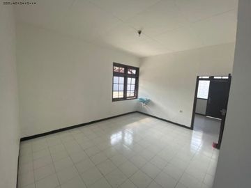 Rumah Hook Medokan Ayu Hadap Utara dan Barat, Strategis