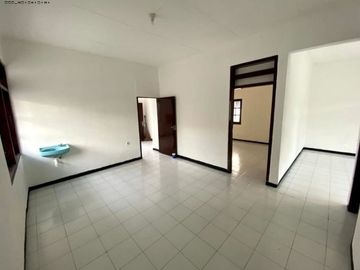 Rumah Hook Medokan Ayu Hadap Utara dan Barat, Strategis