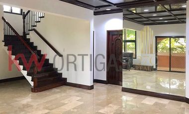 Signature House for Sale in Menlo Park BF Homes 5, Para&ntilde;aque