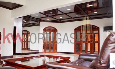 Signature House for Sale in Menlo Park BF Homes 5, Para&ntilde;aque