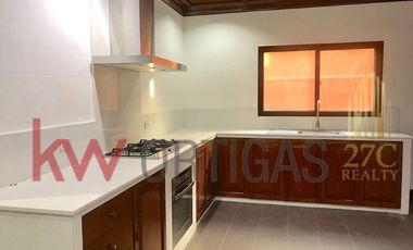 Signature House for Sale in Menlo Park BF Homes 5, Para&ntilde;aque