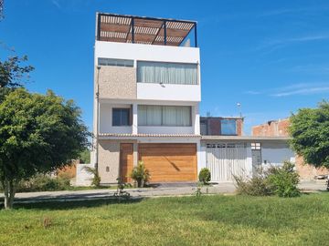 ¡Casa de 3 pisos más azotea en Villa Los Sauces, frente a parque!

Con ubicación estratégica, en una zona tranquila y familiar.
Espaciosa casa en l