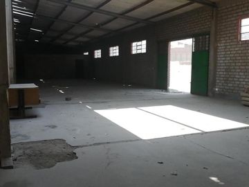 TERRENO INDUSTRIAL CON TRES FRENTES EN AV. REVOLUCIÓN - VENTANILLA