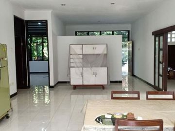 Rumah di Jemursari, Semi Furnished, Garasi dan Carport
