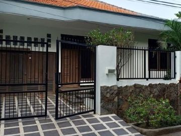 Rumah di Jemursari, Semi Furnished, Garasi dan Carport