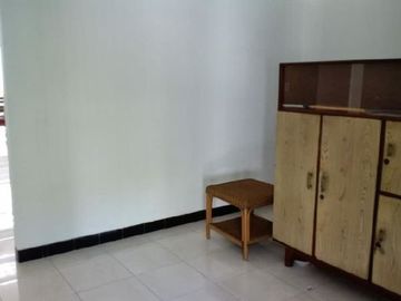 Rumah di Jemursari, Semi Furnished, Garasi dan Carport