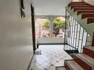 🏡 ¡Oportunidad única en Urb. Los Rosales! 🏡
📍 Pasaje Los Geranios, a solo una cuadra de la Av. Augusto B. Leguía

¿Buscas una casa amplia, funciona