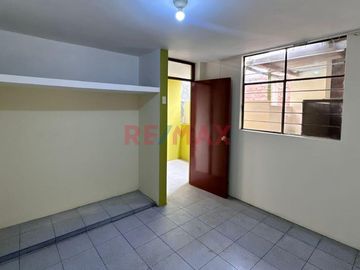 🏡 ¡Oportunidad única en Urb. Los Rosales! 🏡
📍 Pasaje Los Geranios, a solo una cuadra de la Av. Augusto B. Leguía

¿Buscas una casa amplia, funciona