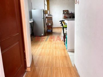 🏡 ¡Oportunidad única en Urb. Los Rosales! 🏡
📍 Pasaje Los Geranios, a solo una cuadra de la Av. Augusto B. Leguía

¿Buscas una casa amplia, funciona