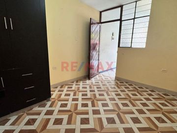 🏡 ¡Oportunidad única en Urb. Los Rosales! 🏡
📍 Pasaje Los Geranios, a solo una cuadra de la Av. Augusto B. Leguía

¿Buscas una casa amplia, funciona