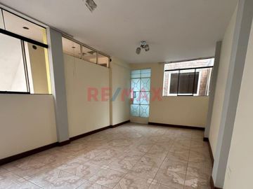 🏡 ¡Oportunidad única en Urb. Los Rosales! 🏡
📍 Pasaje Los Geranios, a solo una cuadra de la Av. Augusto B. Leguía

¿Buscas una casa amplia, funciona