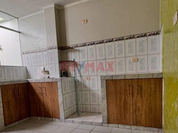 🏡 ¡Oportunidad única en Urb. Los Rosales! 🏡
📍 Pasaje Los Geranios, a solo una cuadra de la Av. Augusto B. Leguía

¿Buscas una casa amplia, funciona